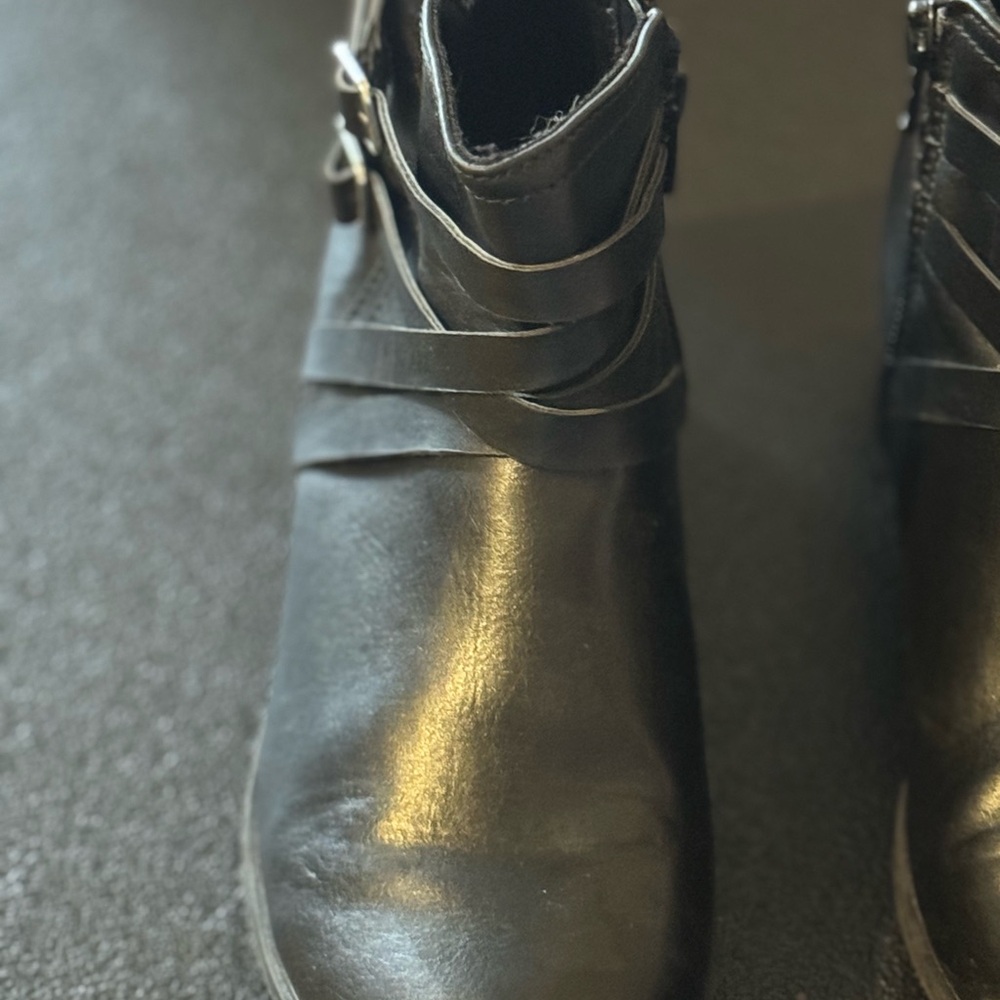 Kohl’s Brand, Girl’s Black Ankle Boots, (Size 4) Kid’s Shoes/Footwear - Picture 3 of 9